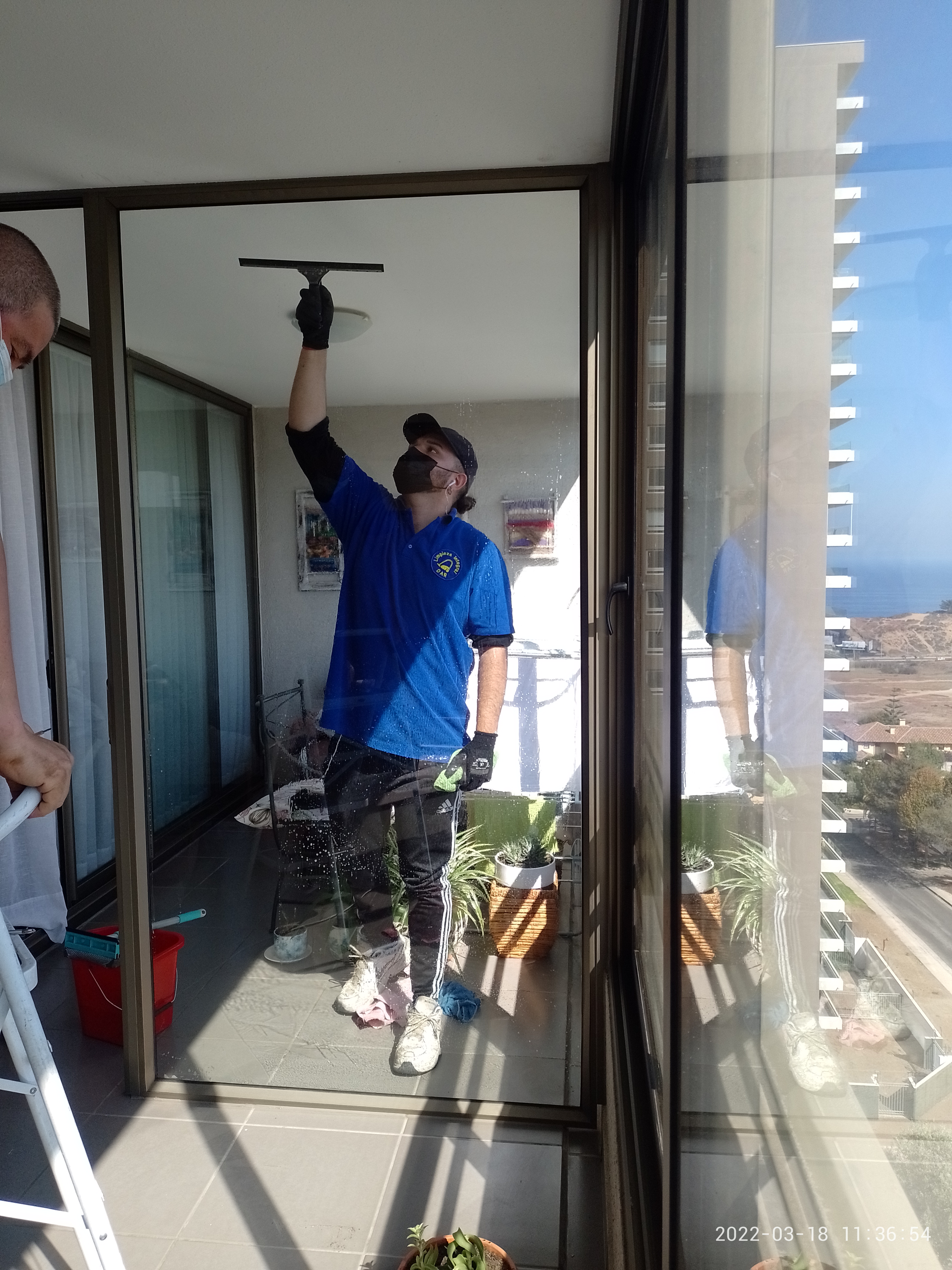 Limpieza profesional de ventanas y vidrios en altura en edificio Chile