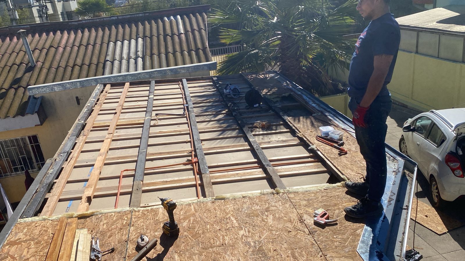 Trabajos en altura con andamio en construcción — DAR Servicios Chile